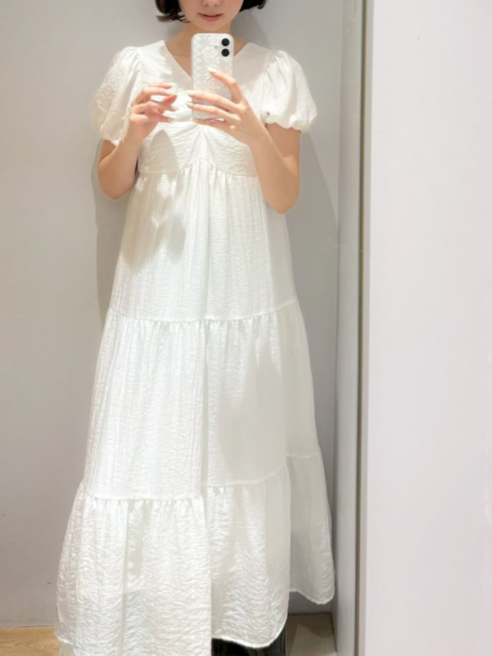 ホワイト系のワンピースを着用したレディースの夏コーディネートの2枚目の写真