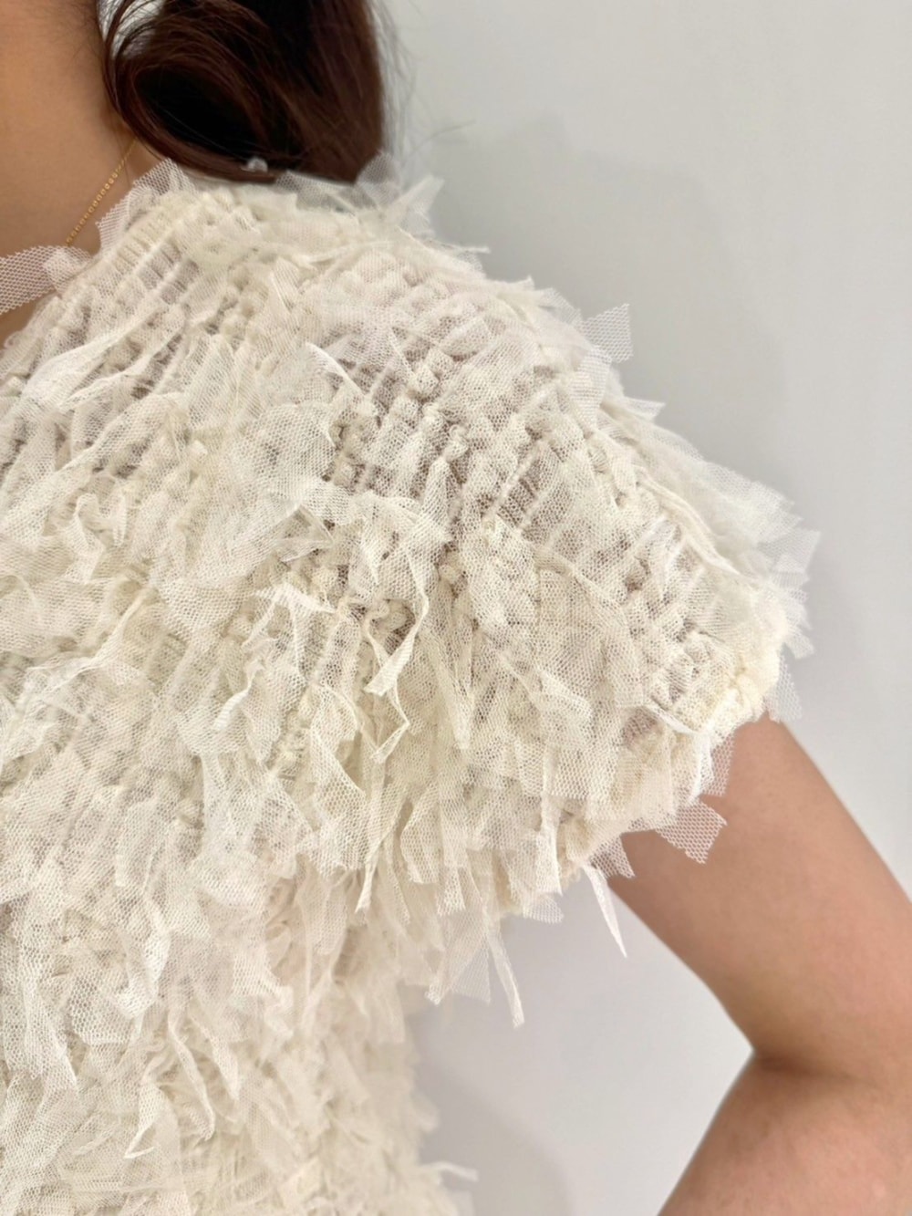 ホワイト系のキャミソール、ホワイト系のキャミソール、ピンク系のデニムパンツを着用したレディースの夏コーディネートの3枚目の写真