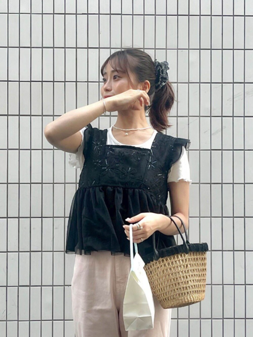 ピンク系のデニムパンツ、ホワイト系のTシャツ/カットソー、ブラック系のシャツ/ブラウスを着用したレディースの夏コーディネートの2枚目の写真