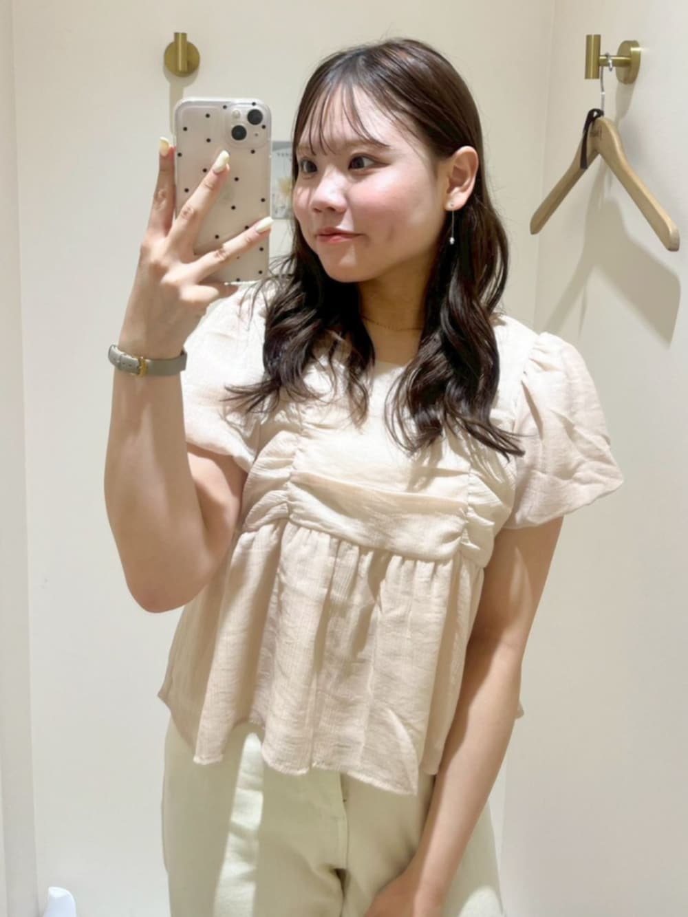 ホワイト系のデニムパンツ、ホワイト系のショルダーバッグ、ピンク系のシャツ/ブラウスを着用したレディースの春コーディネートの3枚目の写真