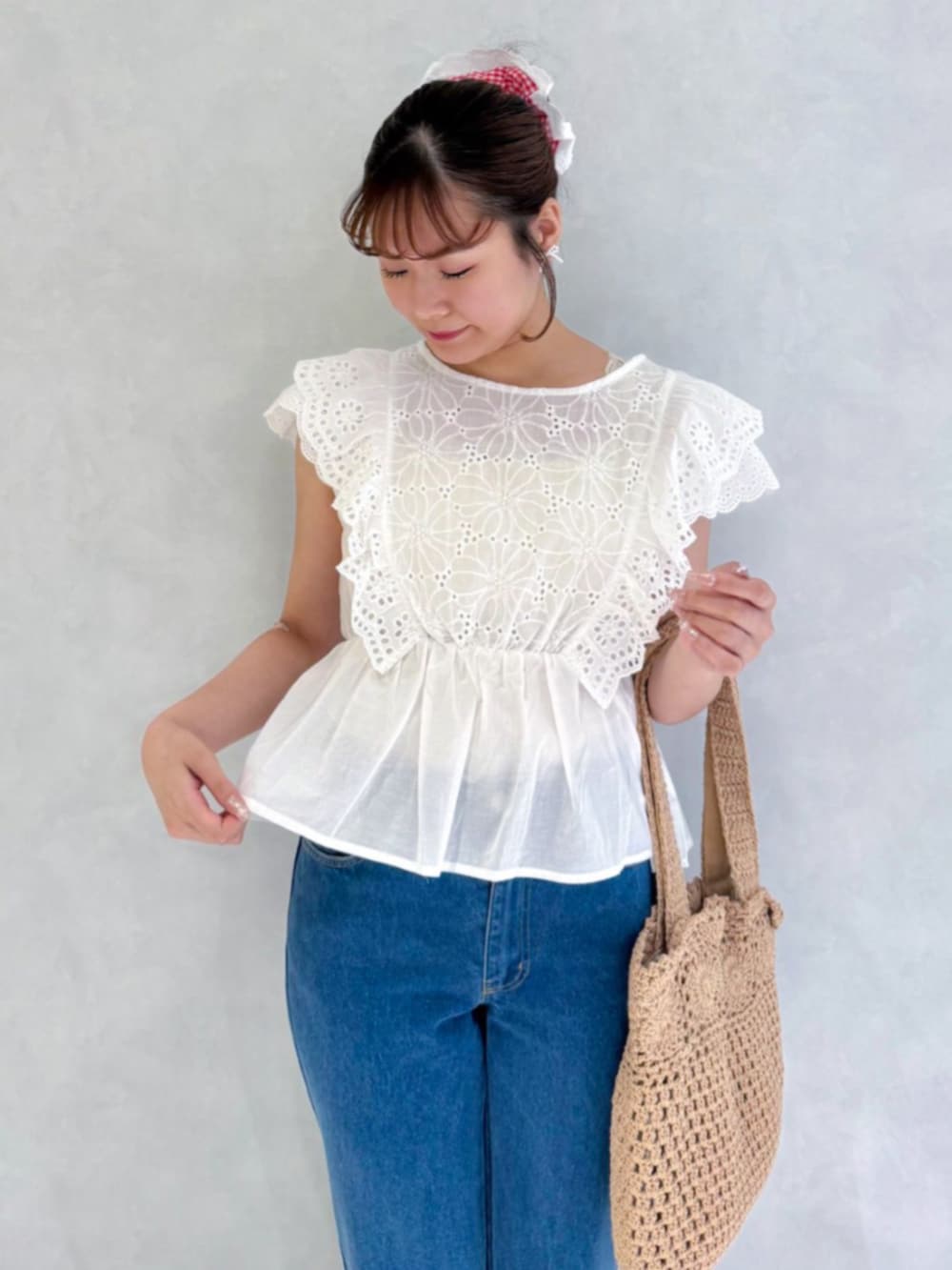 ブルー系のデニムパンツ、ホワイト系のシャツ/ブラウス、シルバー系のバレエシューズを着用したレディースの夏コーディネートの2枚目の写真