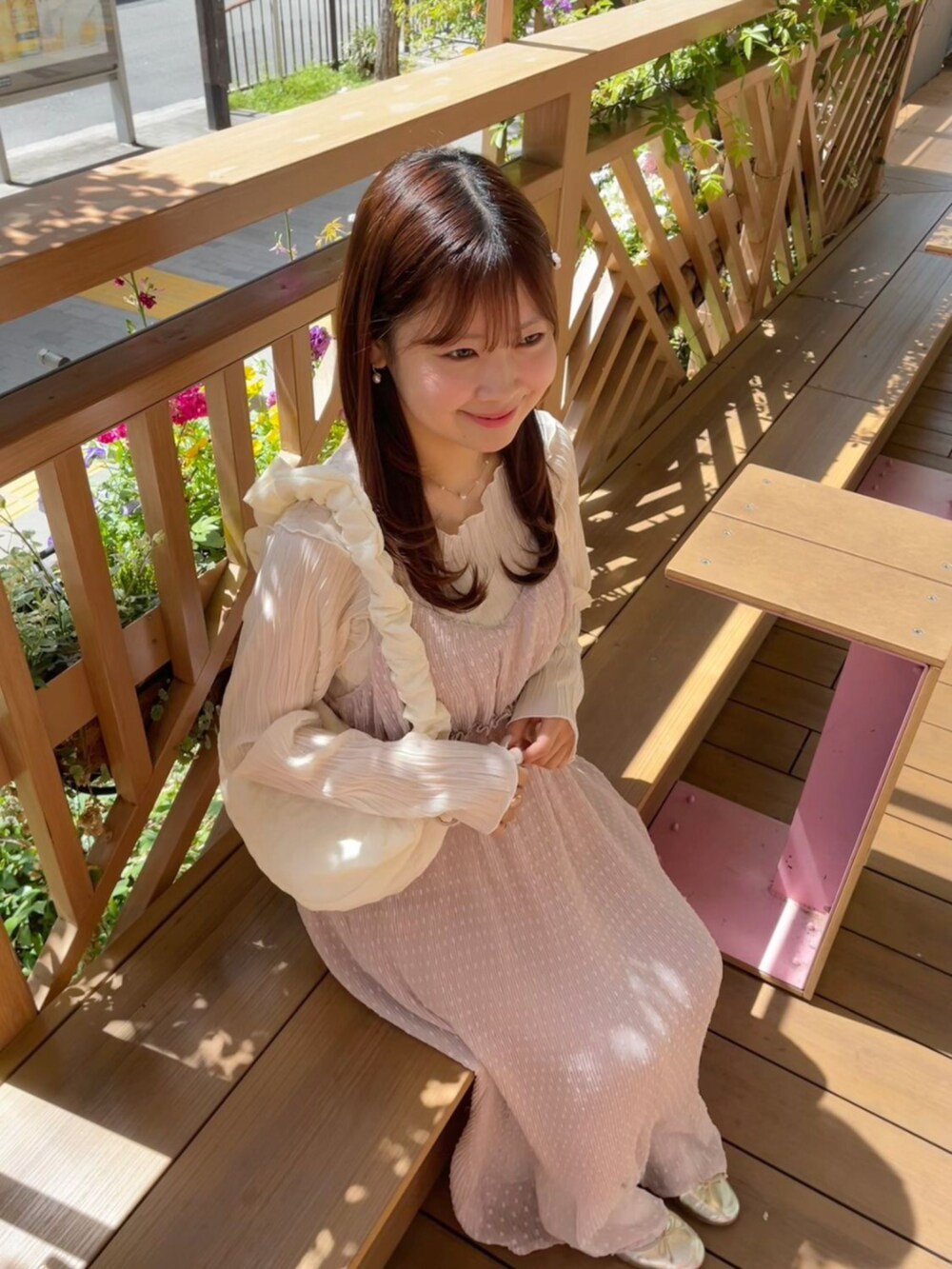 ホワイト系のTシャツ/カットソー、ホワイト系のショルダーバッグ、ホワイト系のワンピースを着用したレディースの春コーディネートの2枚目の写真