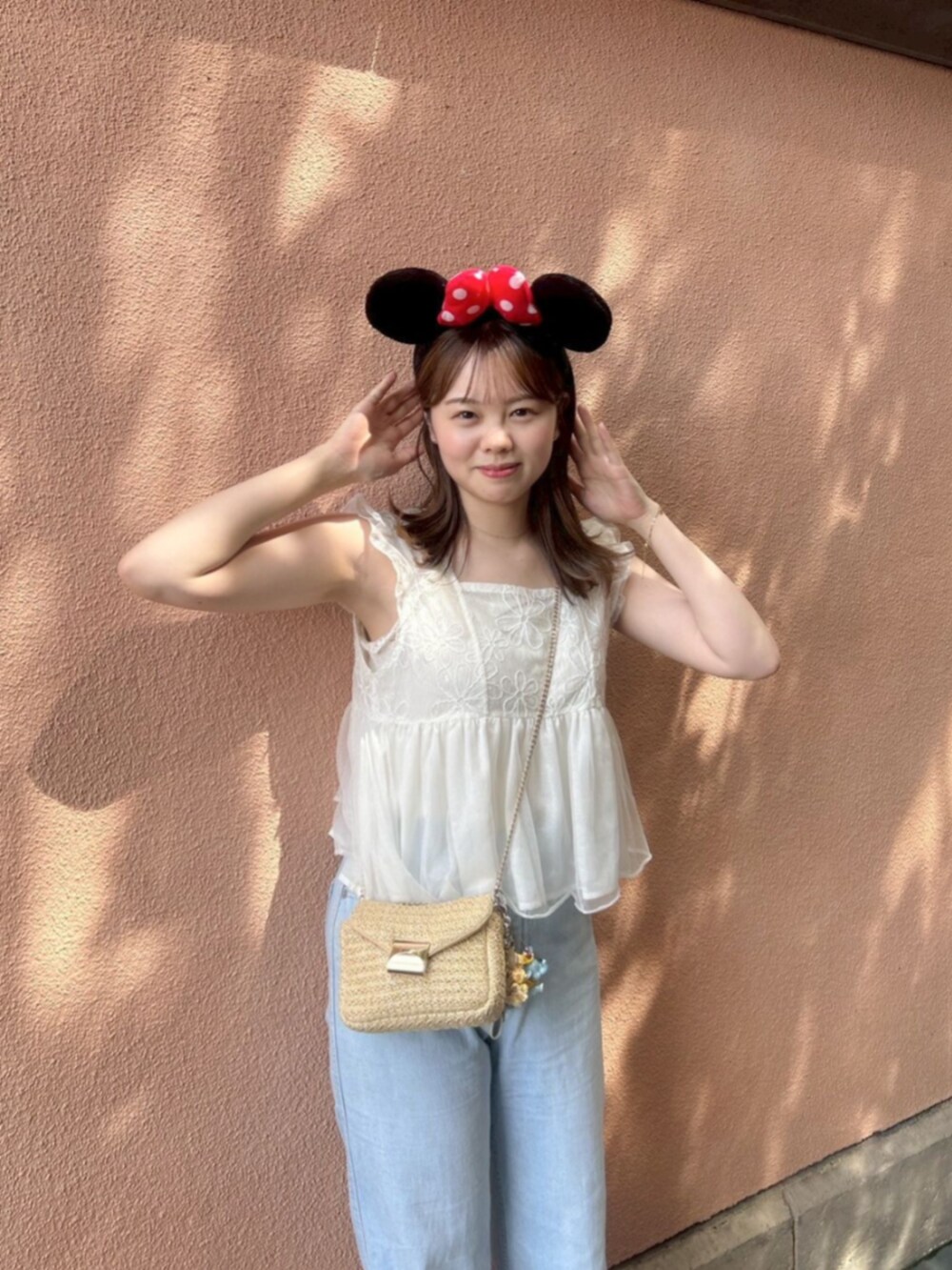 ブルー系のデニムパンツ、ホワイト系のシャツ/ブラウスを着用したレディースの夏コーディネートの2枚目の写真