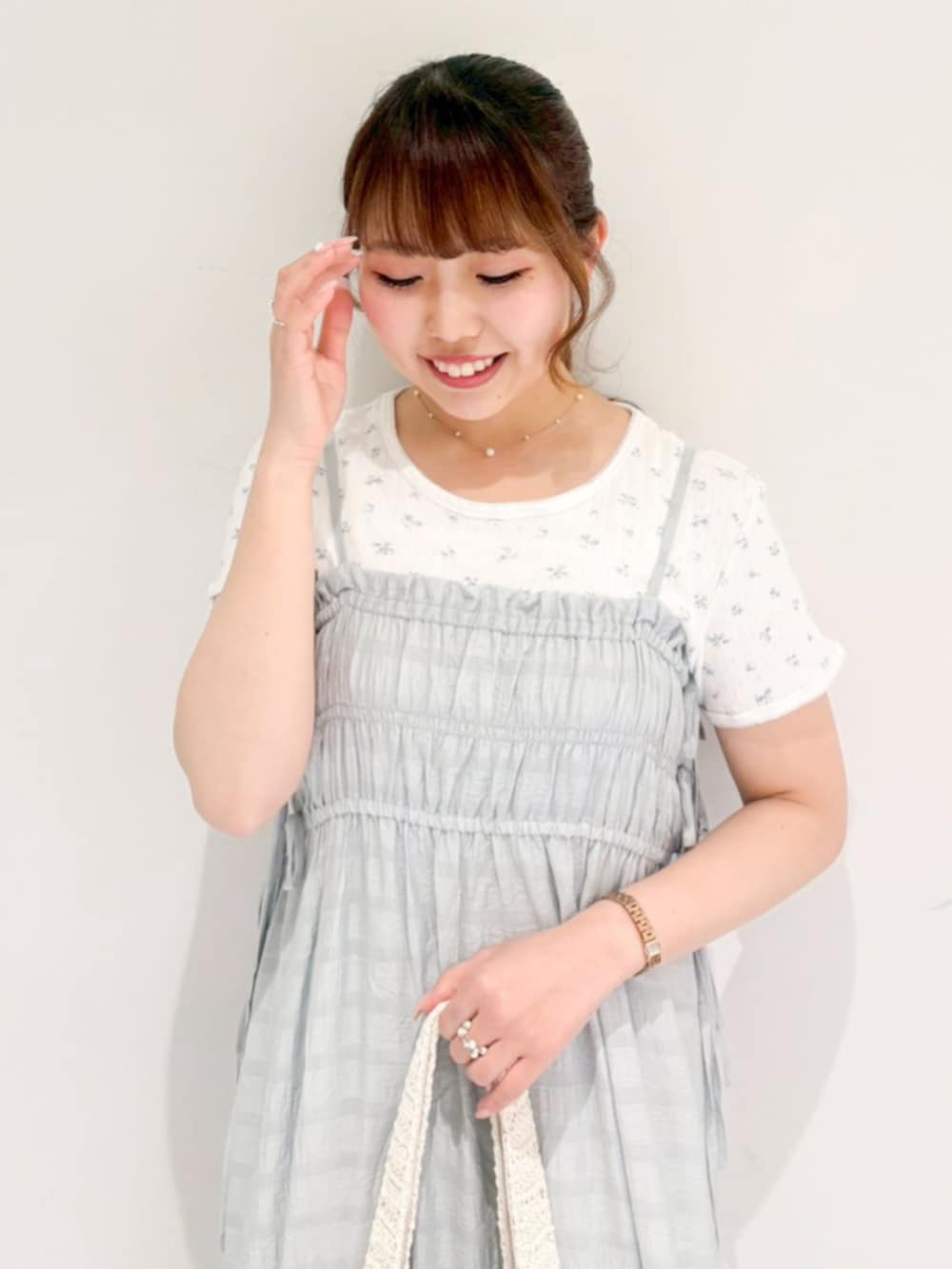 ホワイト系のトートバッグ、ホワイト系のTシャツ/カットソー、ブルー系のワンピースを着用したレディースの春コーディネートの2枚目の写真