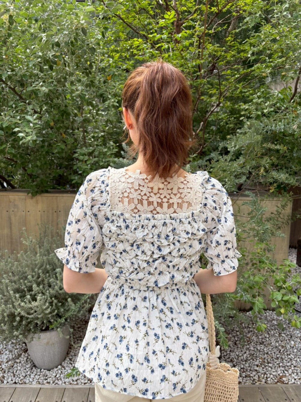 ホワイト系のデニムパンツ、ブルー系のシャツ/ブラウス、ホワイト系のキャミソールを着用したレディースの春コーディネートの3枚目の写真