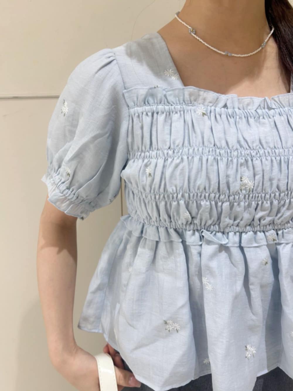 ホワイト系のショルダーバッグ、ブラック系のその他パンツ、ホワイト系のスニーカーを着用したレディースの春コーディネートの4枚目の写真