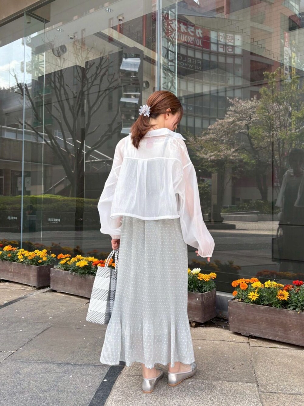 ホワイト系のキャミソール、ホワイト系のキャミソール、ホワイト系のシャツ/ブラウスを着用したレディースの春コーディネートの2枚目の写真