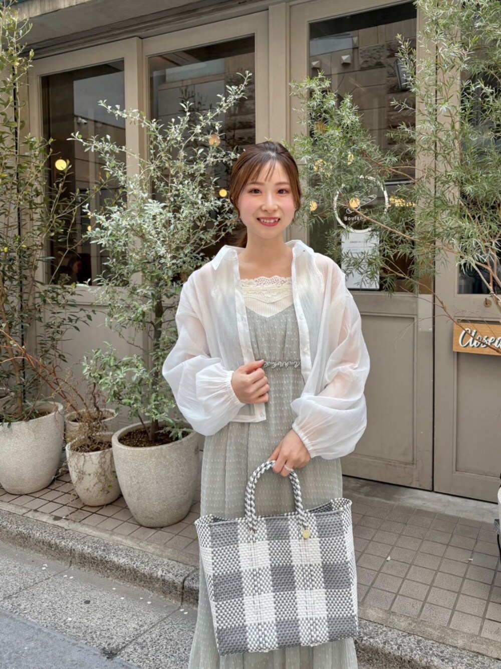 ホワイト系のキャミソール、ホワイト系のキャミソール、ホワイト系のシャツ/ブラウスを着用したレディースの春コーディネートの3枚目の写真