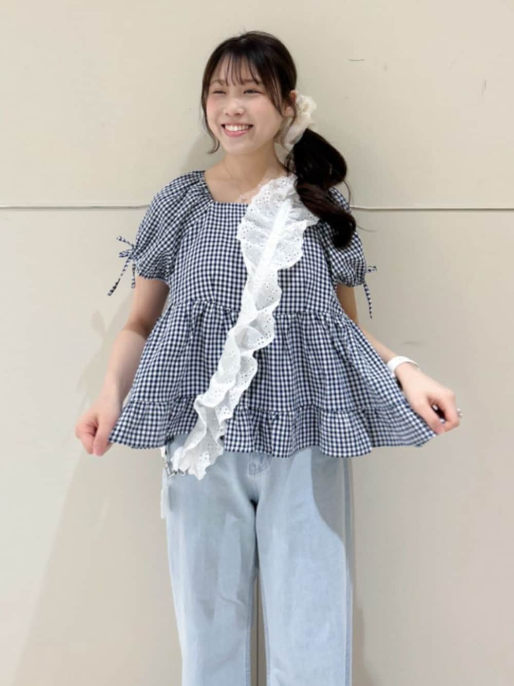 ブルー系のデニムパンツ、ブルー系のシャツ/ブラウス、シルバー系のサンダルを着用したレディースの春コーディネートの2枚目の写真