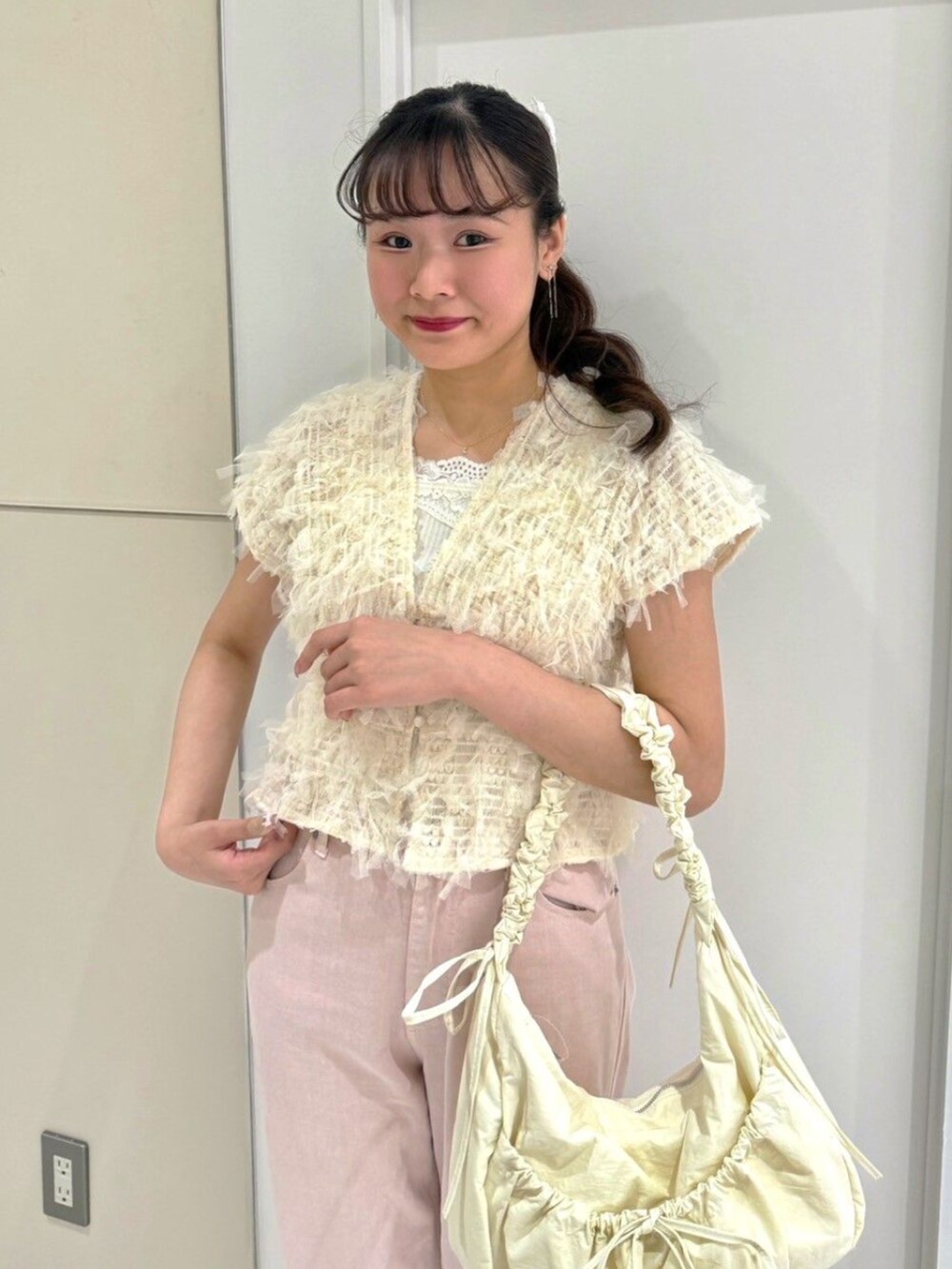 ホワイト系のキャミソール、ホワイト系のキャミソール、ピンク系のデニムパンツを着用したレディースの夏コーディネートの2枚目の写真