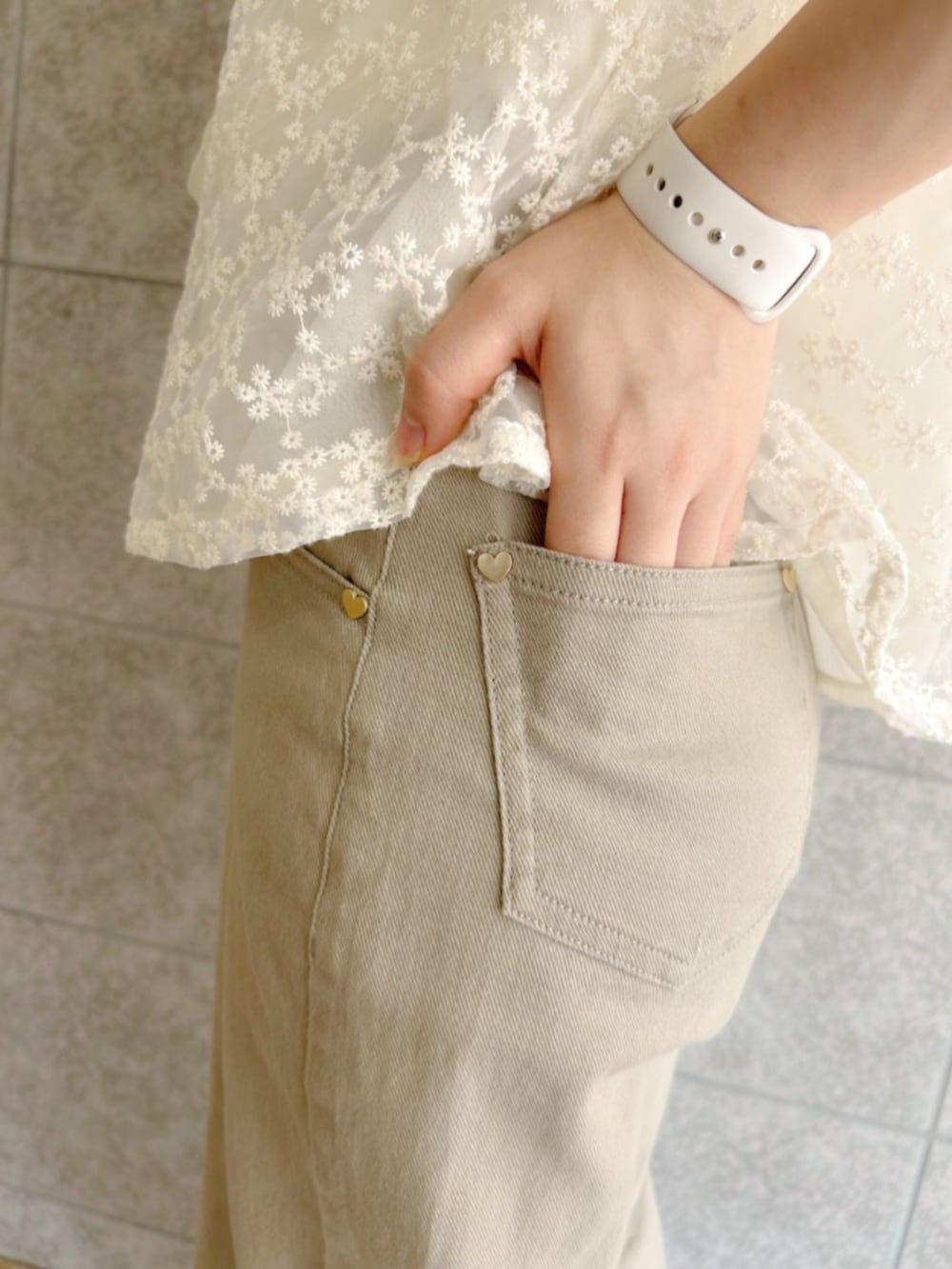 ホワイト系のショルダーバッグ、ベージュ系のデニムパンツ、ホワイト系のシャツ/ブラウスを着用したレディースの夏コーディネートの4枚目の写真