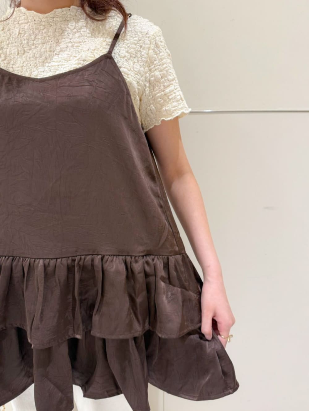 ホワイト系のショルダーバッグ、ホワイト系のデニムパンツ、ホワイト系のTシャツ/カットソーを着用したレディースの夏コーディネートの3枚目の写真