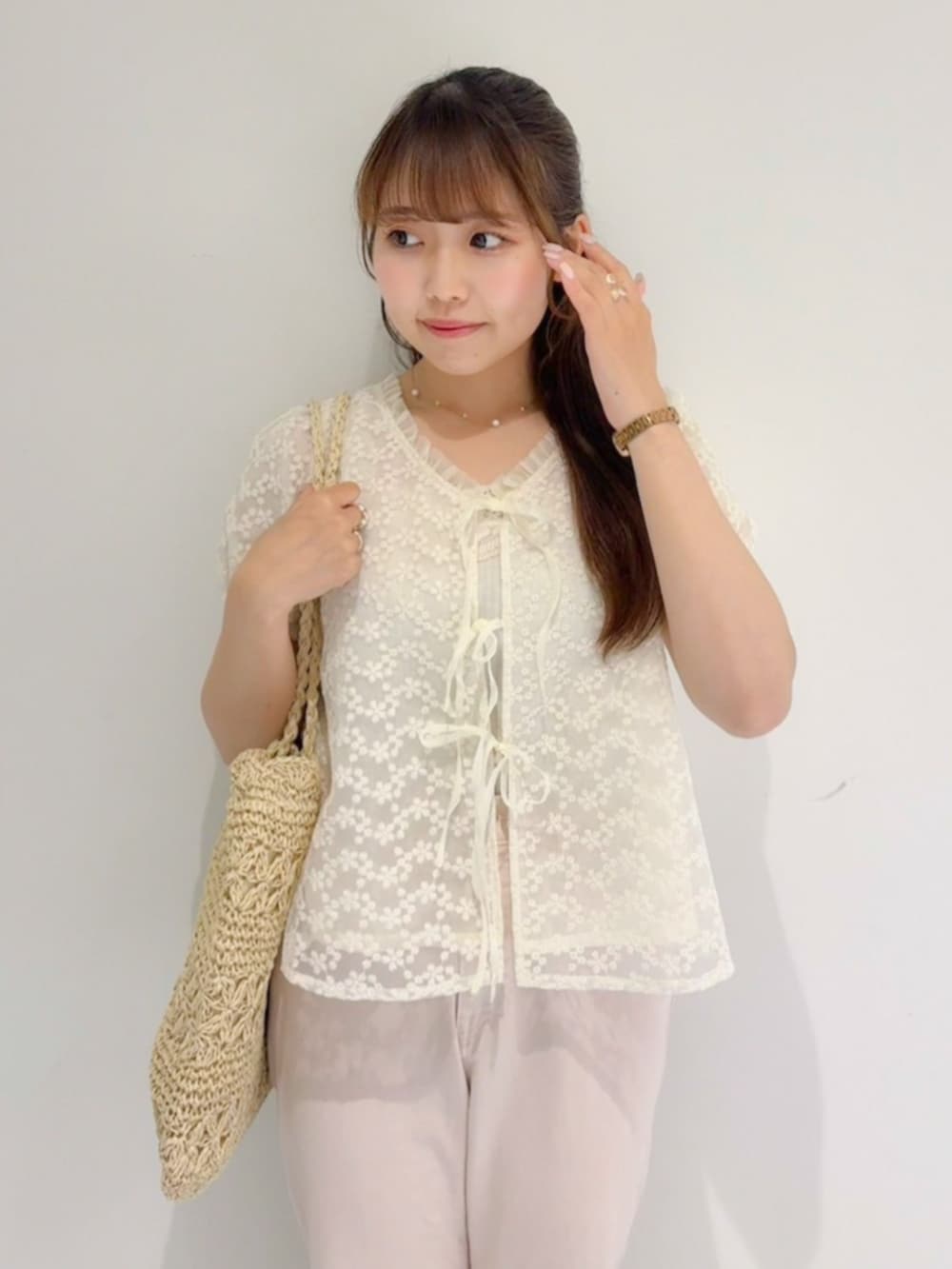 ホワイト系のかごバッグ、ピンク系のデニムパンツ、ホワイト系のシャツ/ブラウスを着用したレディースの夏コーディネートの2枚目の写真
