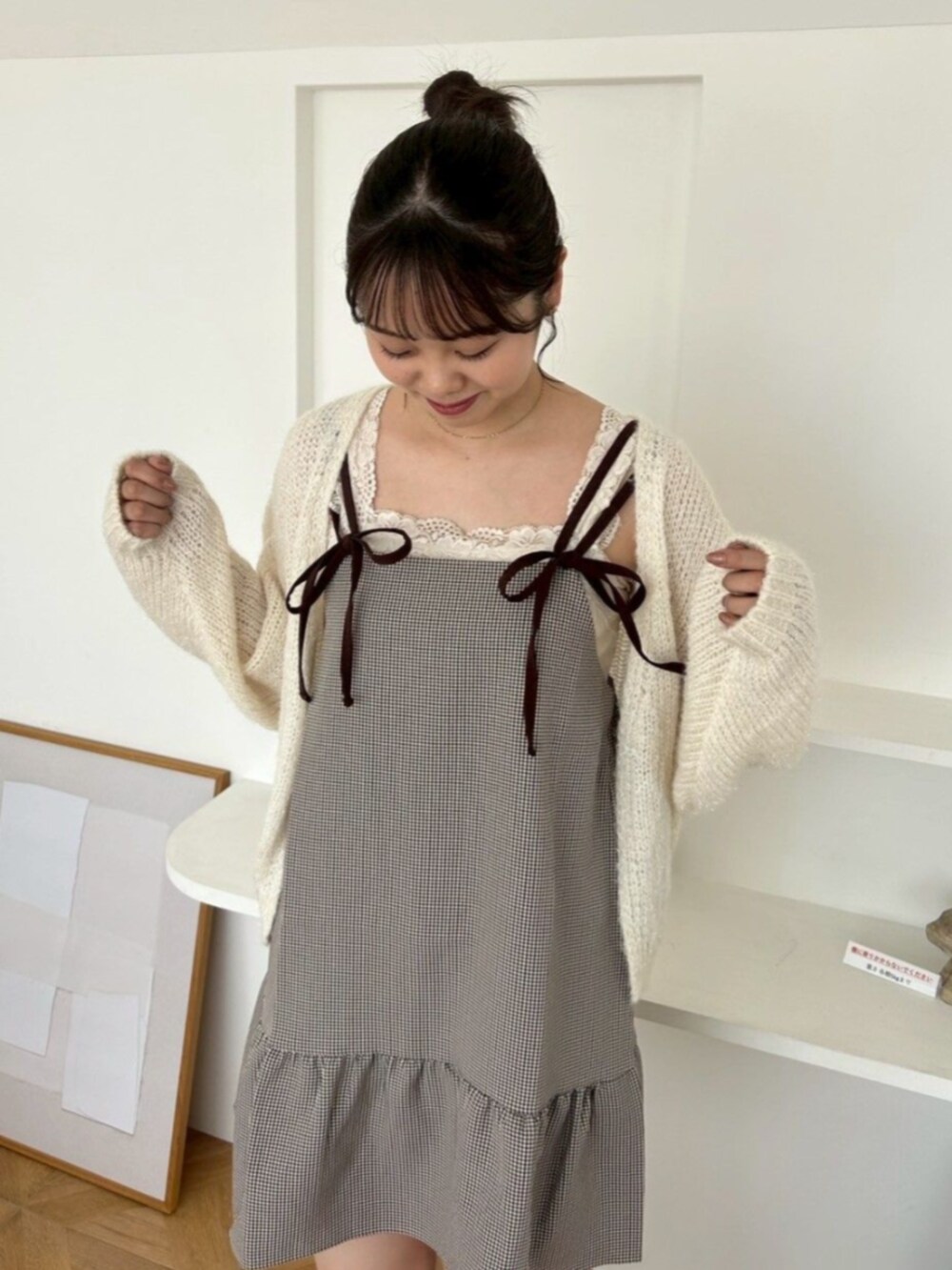 ホワイト系のキャミソール、ホワイト系のキャミソール、ホワイト系のカーディガン/ボレロを着用したレディースの秋コーディネートの2枚目の写真