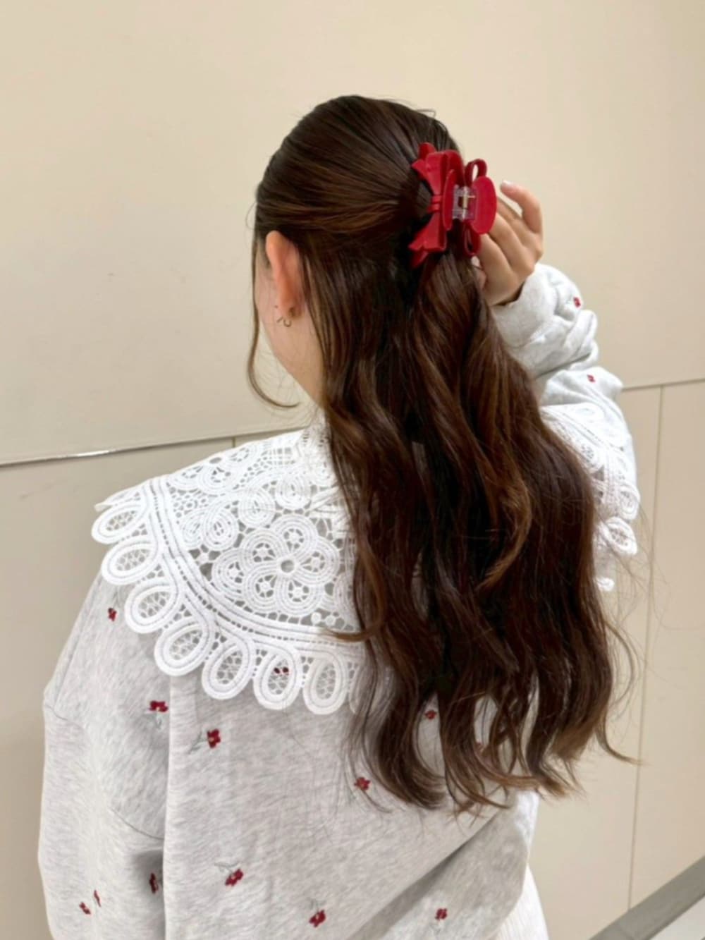 ベージュ系のショルダーバッグ、ホワイト系のスカート、ホワイト系のスウェットを着用したレディースの冬コーディネートの3枚目の写真