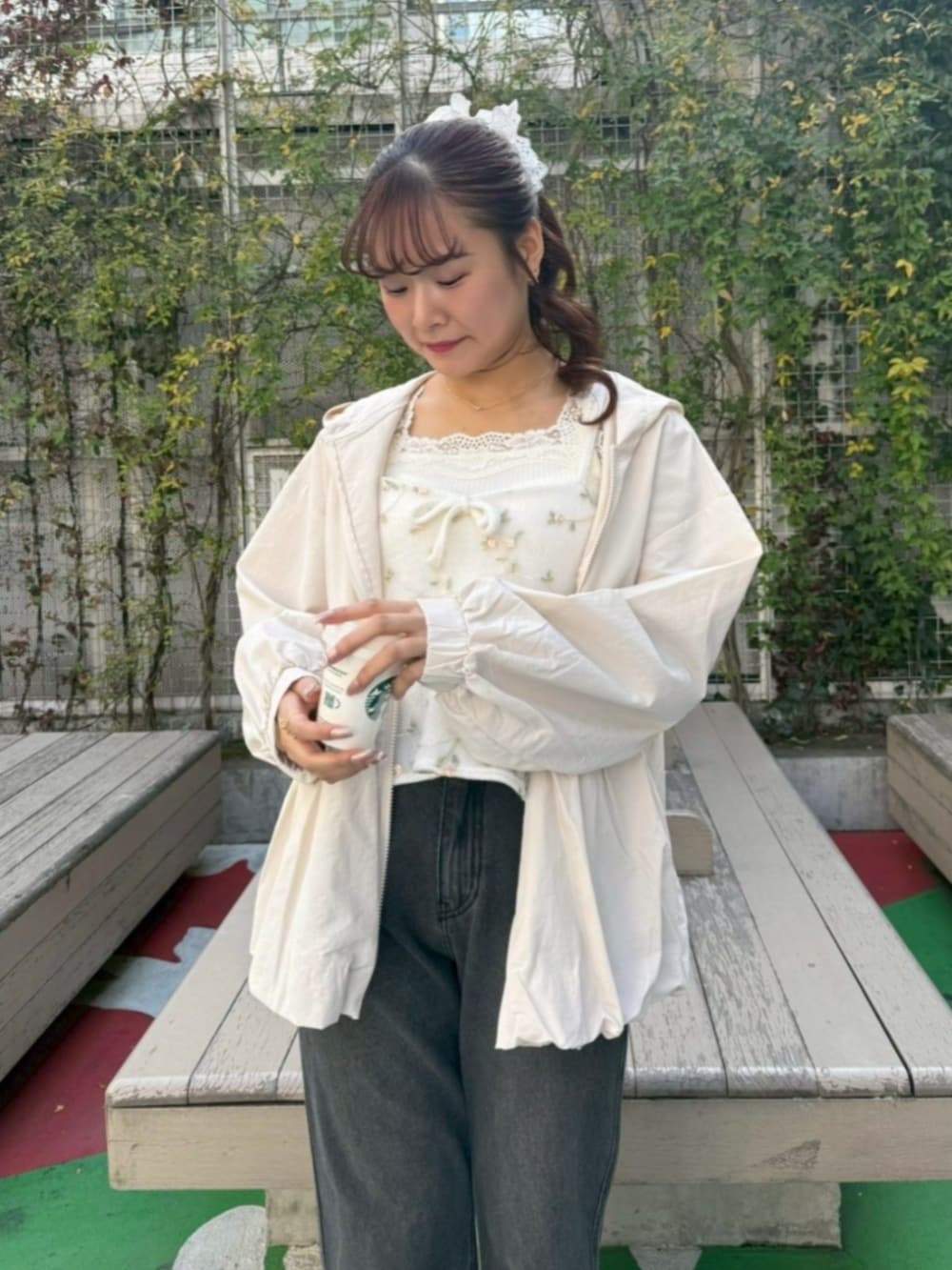 ブラック系のデニムパンツ、ホワイト系のキャミソール、ホワイト系のキャミソールを着用したレディースの春コーディネートの2枚目の写真