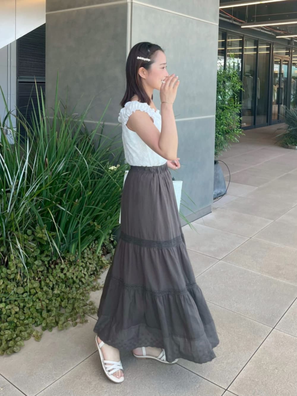 ホワイト系のシャツ/ブラウス、ブラウン系のスカート、ホワイト系のヘアピンを着用したレディースの夏コーディネートの2枚目の写真