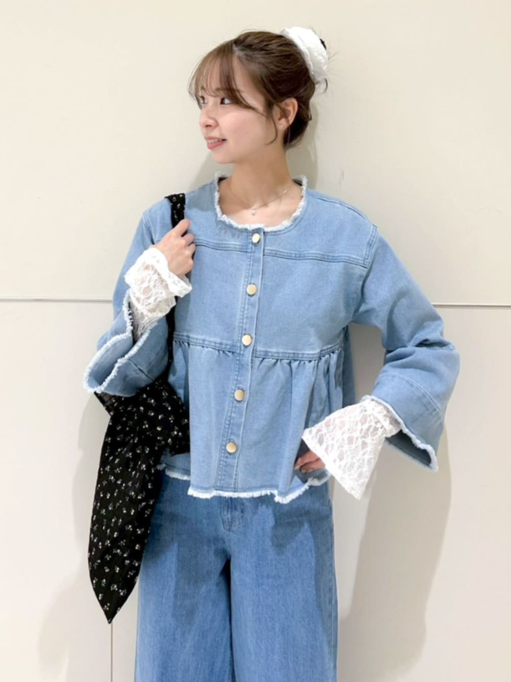 ブルー系のデニムジャケット、ブルー系のデニムパンツ、ホワイト系のTシャツ/カットソーを着用したレディースの春コーディネートの3枚目の写真