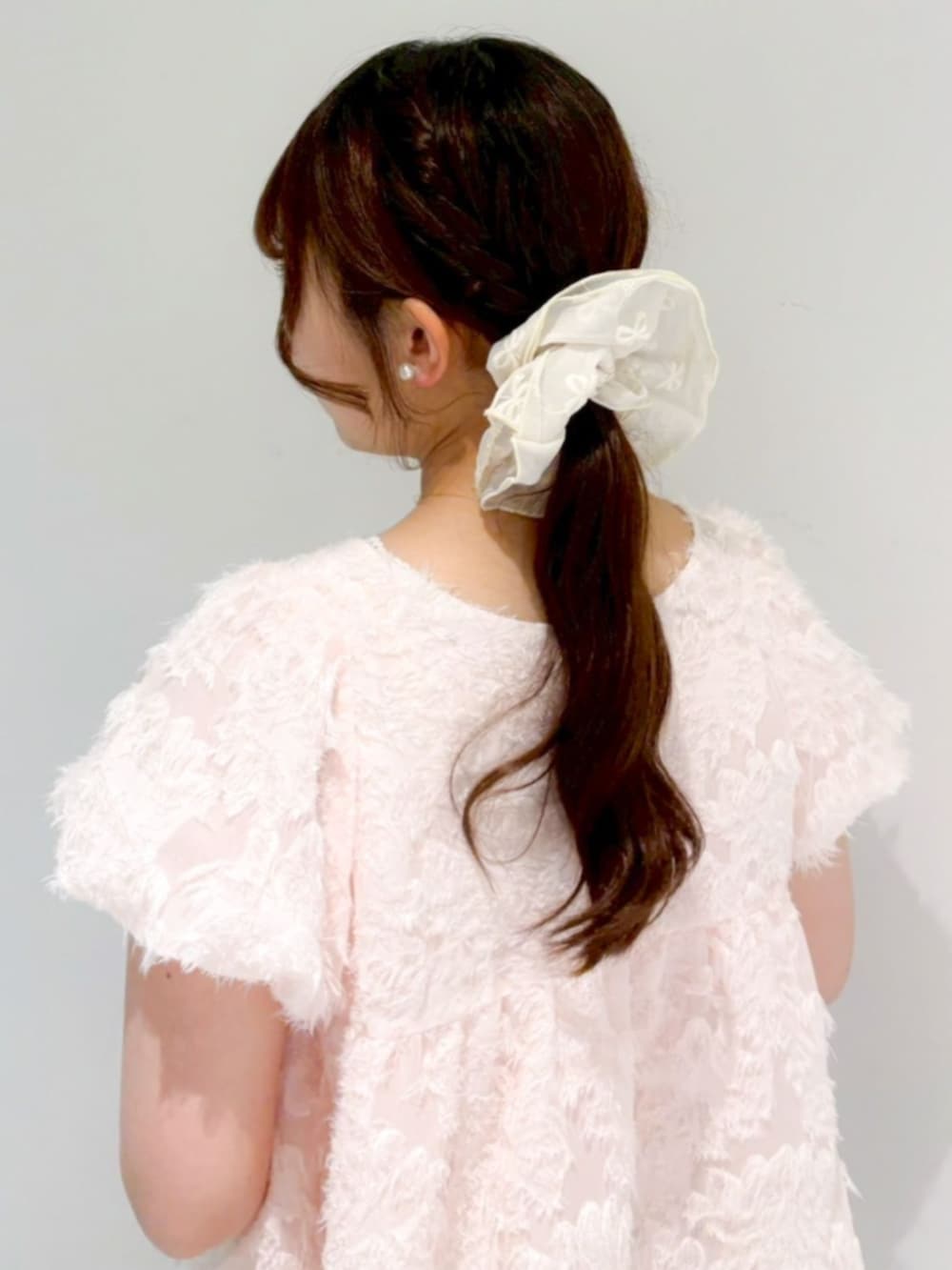 ベージュ系のその他パンツ、ホワイト系のショルダーバッグ、ピンク系のシャツ/ブラウスを着用したレディースの春コーディネートの3枚目の写真