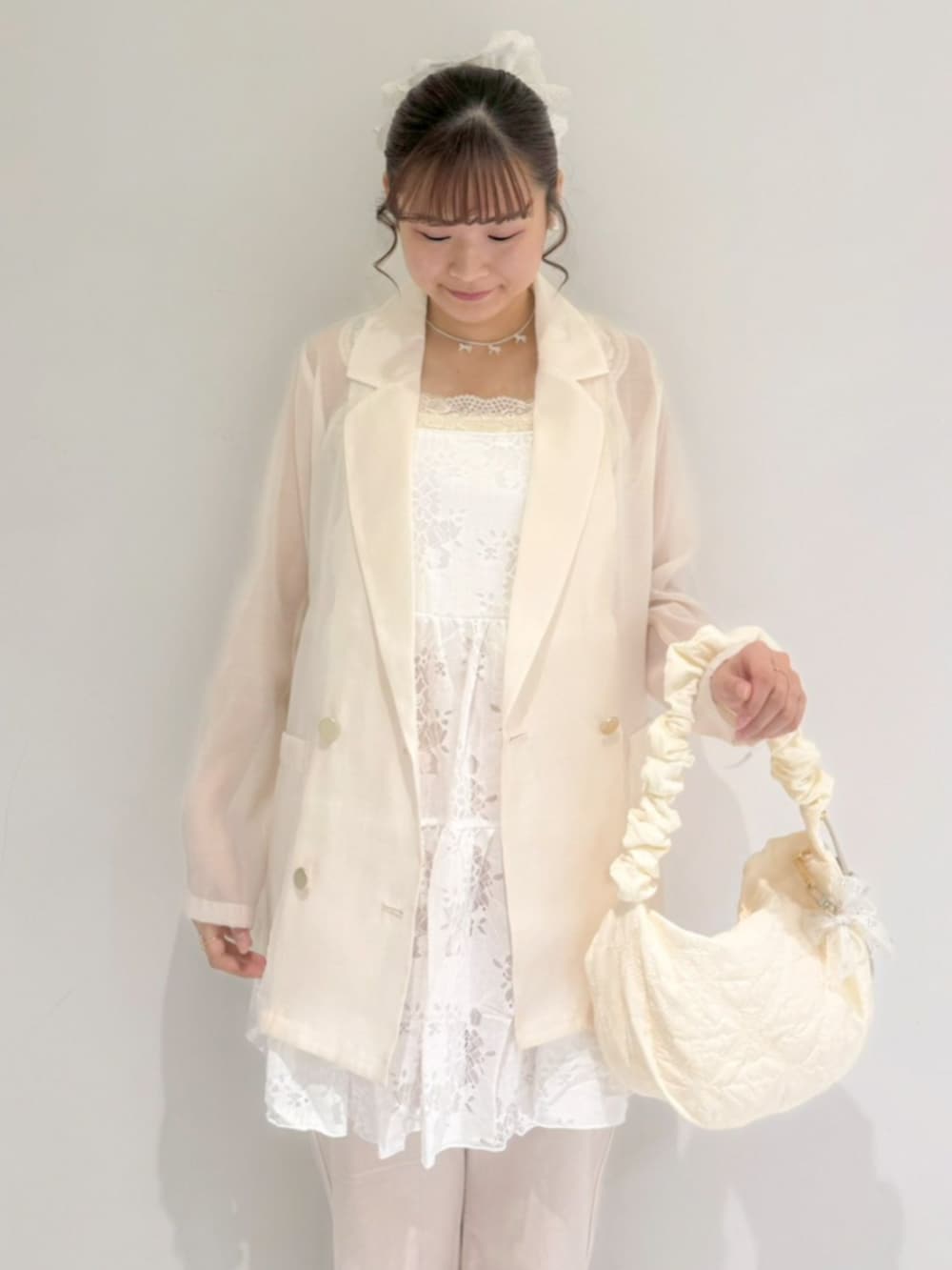 ホワイト系のキャミソール、ホワイト系のショルダーバッグ、ホワイト系のキャミソールを着用したレディースの春コーディネートの2枚目の写真