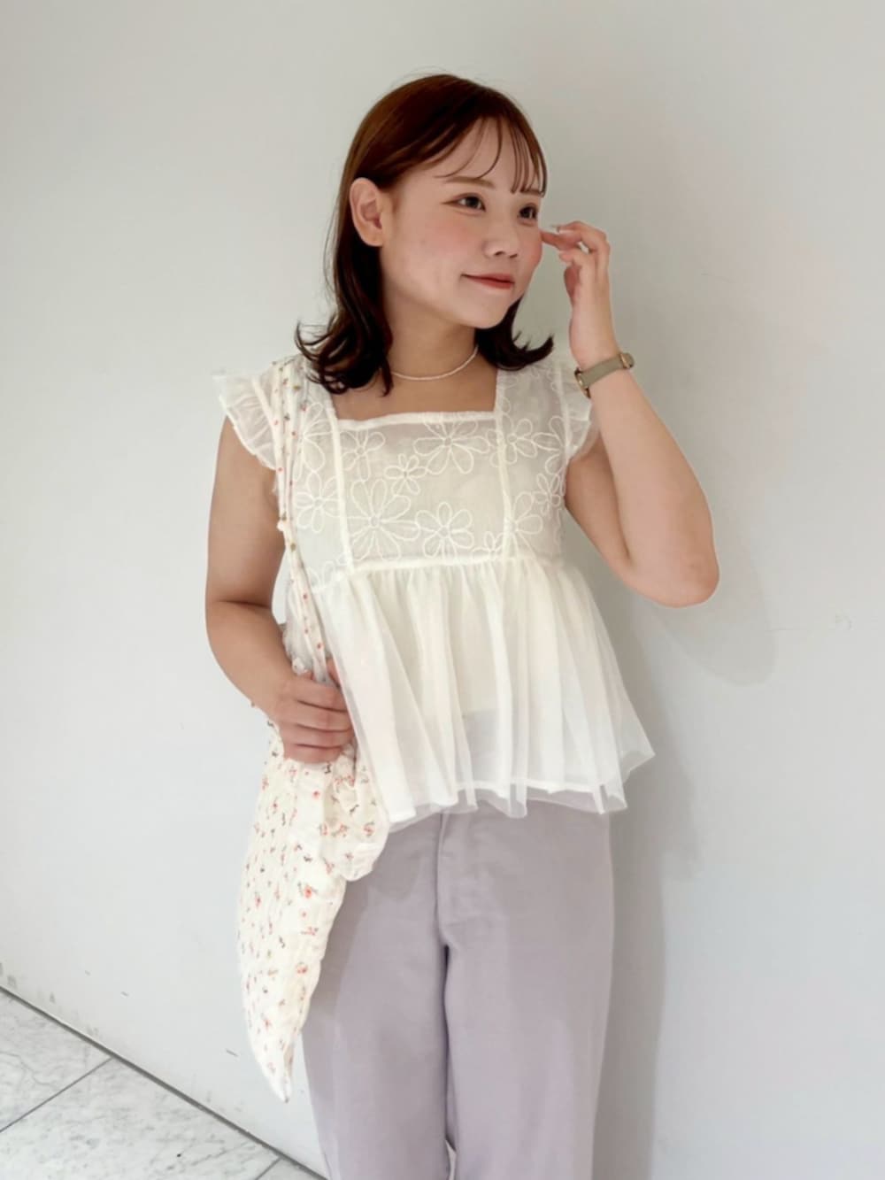 ホワイト系のシャツ/ブラウス、グレー系のその他パンツ、ホワイト系のトートバッグを着用したレディースの夏コーディネートの2枚目の写真