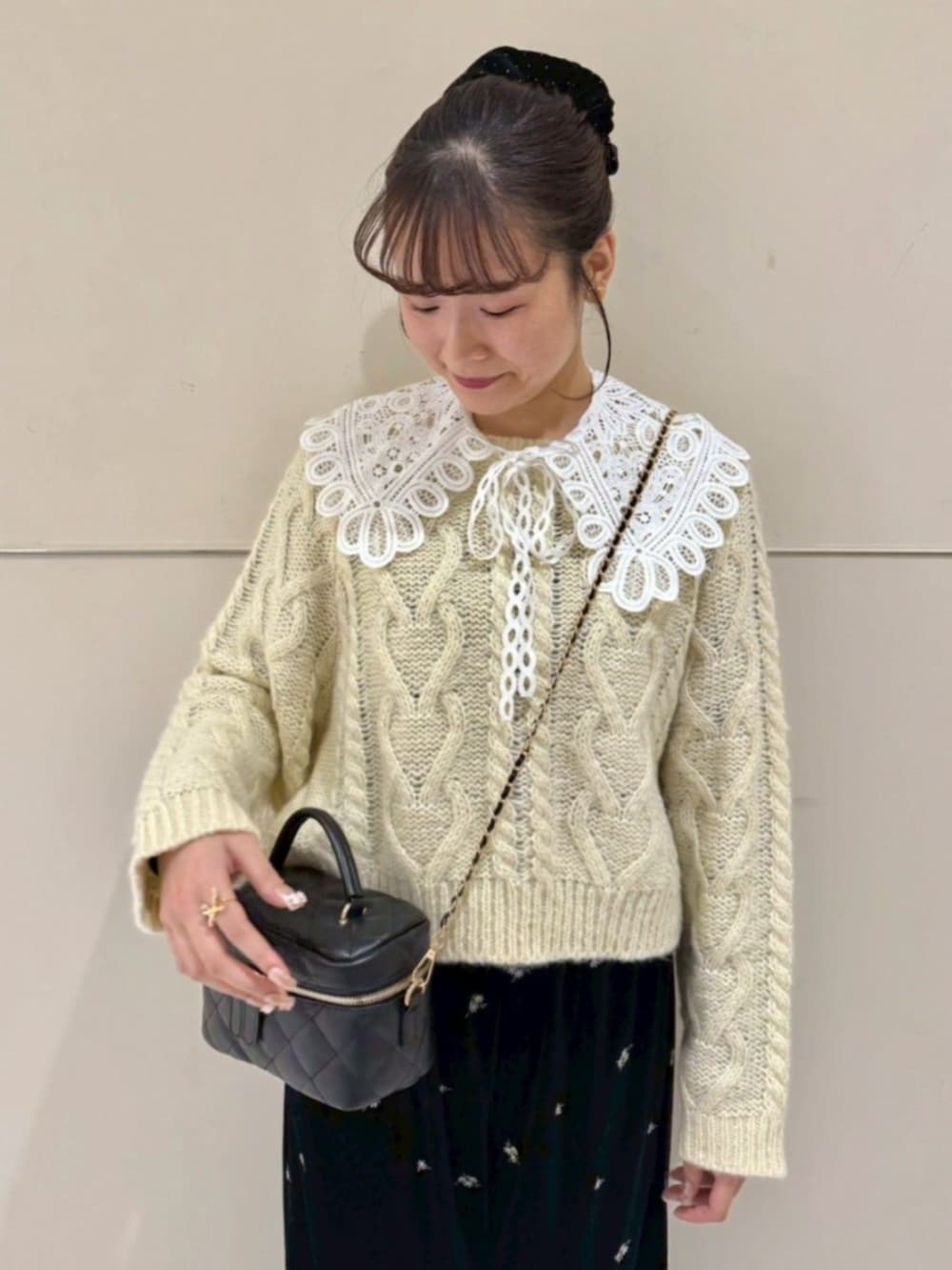 ブラック系のショルダーバッグ、ブラック系のその他パンツ、イエロー系のニット/セーターを着用したレディースの冬コーディネートの2枚目の写真