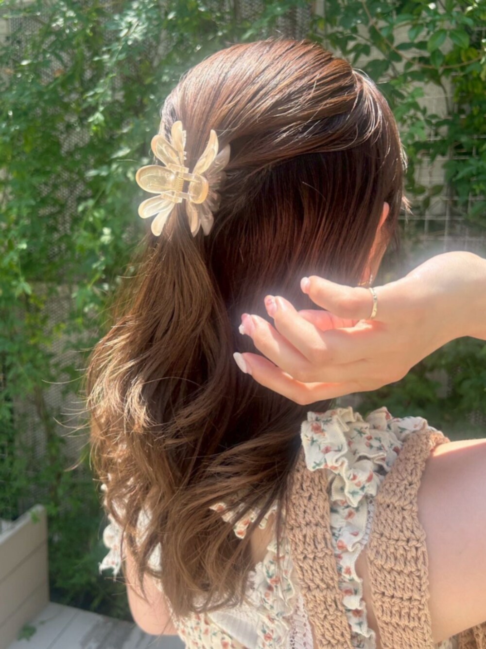 ホワイト系のキャミソール、ホワイト系のキャミソール、ブラウン系のショルダーバッグを着用したレディースの夏コーディネートの3枚目の写真