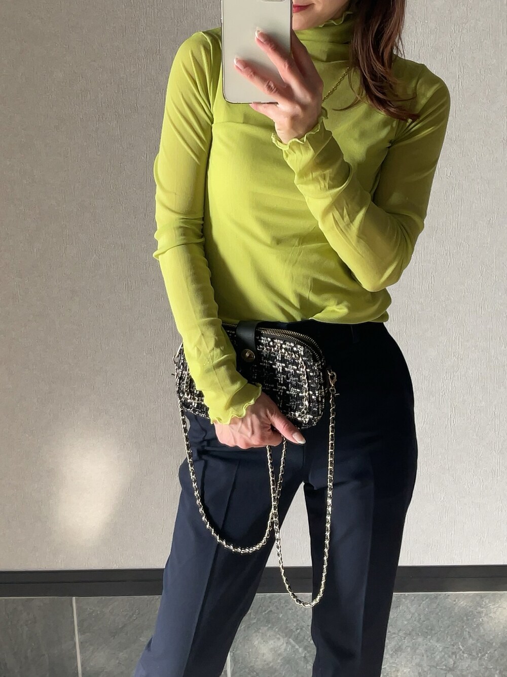 ブルー系のカーディガン/ボレロ、グリーン系のTシャツ/カットソー、ブルー系のその他パンツを着用したレディースの春コーディネートの2枚目の写真