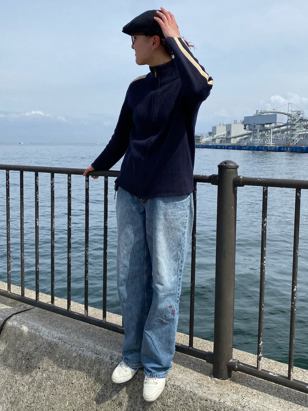 ブルー系のジャケット/アウター、ブルー系のデニムパンツを着用したレディースの春コーディネートの2枚目の写真