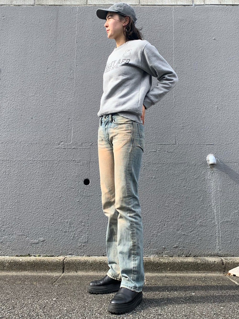 ブラック系のブーツ、グレー系の帽子を着用したレディースの冬コーディネートの2枚目の写真