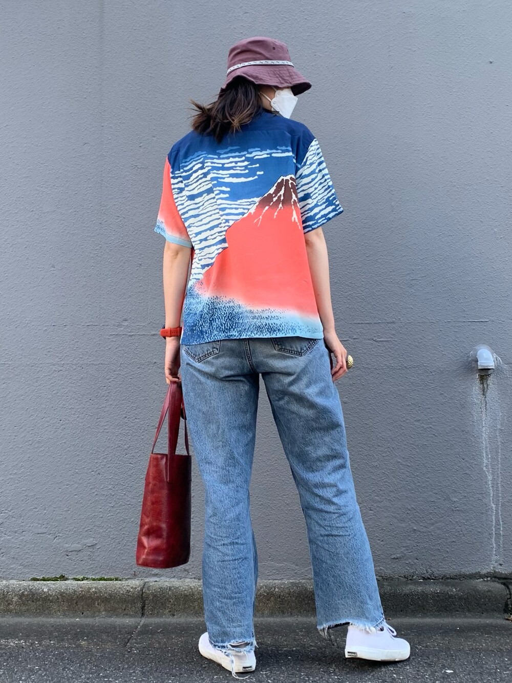 ブルー系のシャツ/ブラウス、レッド系のバッグ、ホワイト系のスニーカーを着用したレディースの春コーディネートの2枚目の写真