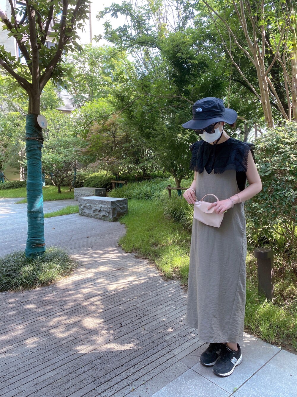 ブラック系のシャツ/ブラウス、ブラック系のハットを着用したレディースの夏コーディネートの2枚目の写真