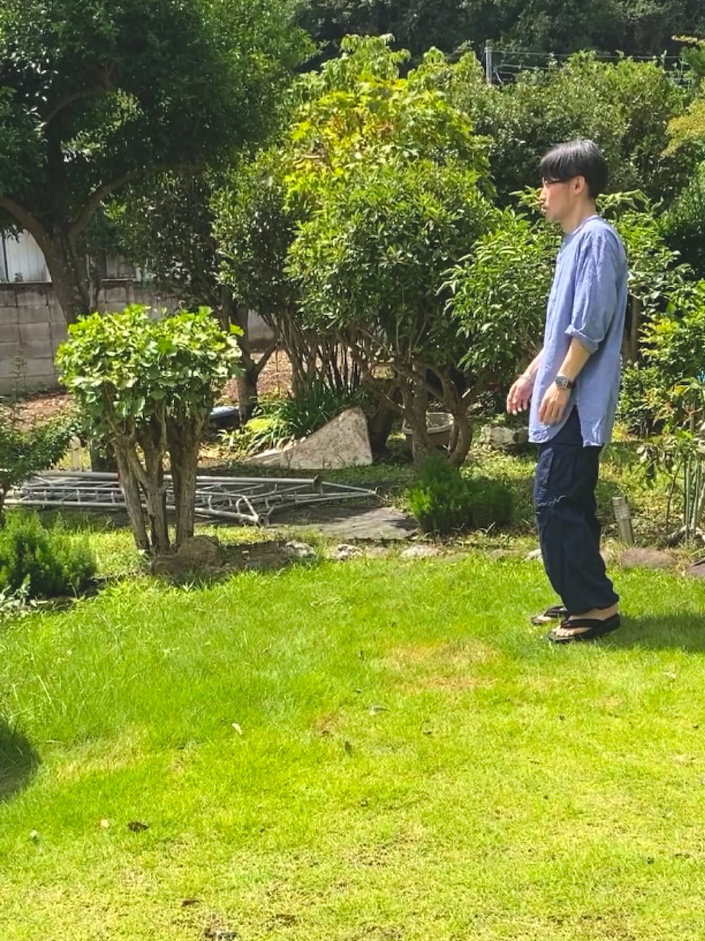 ブルー系のシャツ/ブラウス、ブルー系のデニムパンツ、ブラック系のサンダルを着用したメンズの夏コーディネートの2枚目の写真