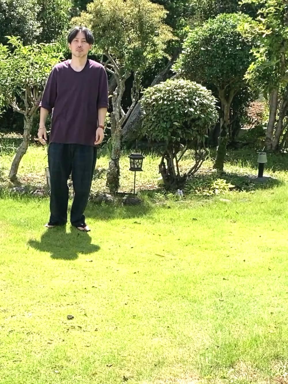 パープル系のTシャツ/カットソー、その他のスラックス、ブラック系のサンダルを着用したメンズの夏コーディネートの3枚目の写真