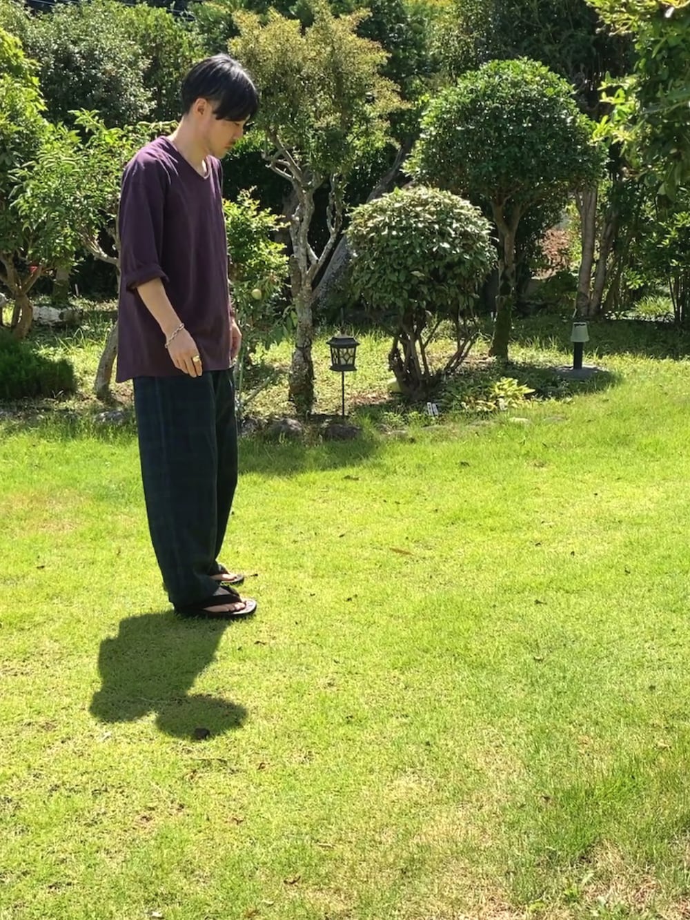 パープル系のTシャツ/カットソー、その他のスラックス、ブラック系のサンダルを着用したメンズの夏コーディネートの4枚目の写真