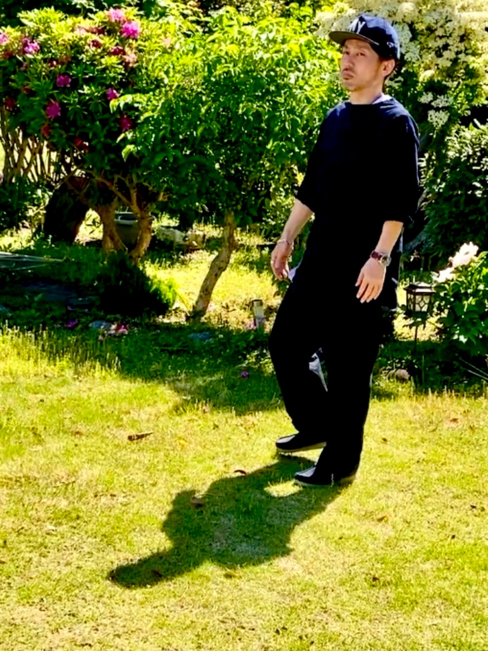 ブルー系のブーツ、ブルー系のTシャツ/カットソー、ブルー系のチノパンツを着用したメンズの春コーディネートの3枚目の写真