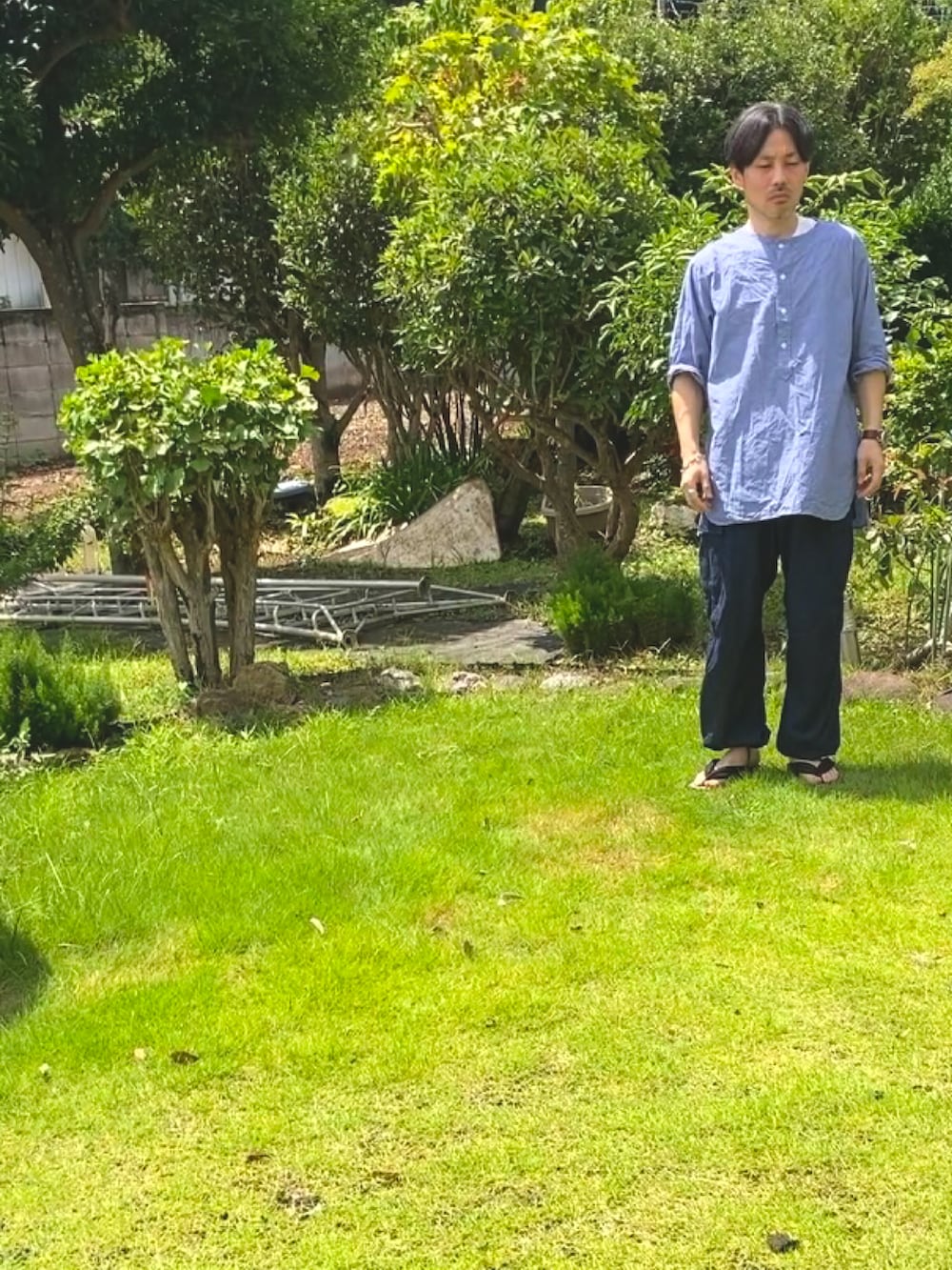 ブルー系のシャツ/ブラウス、ブルー系のデニムパンツ、ブラック系のサンダルを着用したメンズの夏コーディネートの3枚目の写真