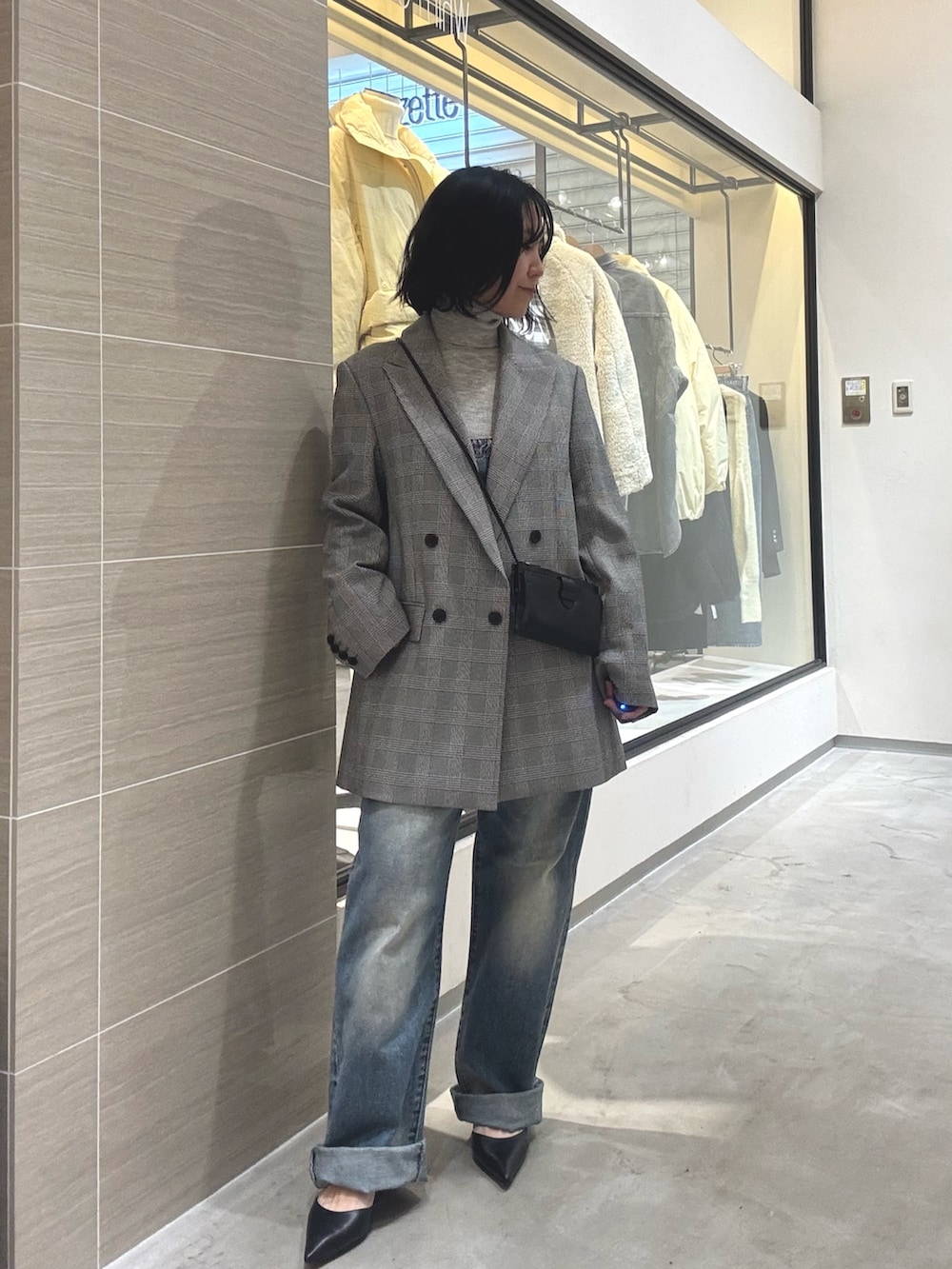 ブラック系のパンプス、ブルー系のつなぎ/オールインワン、ブラック系のショルダーバッグを着用したレディースの秋コーディネートの6枚目の写真