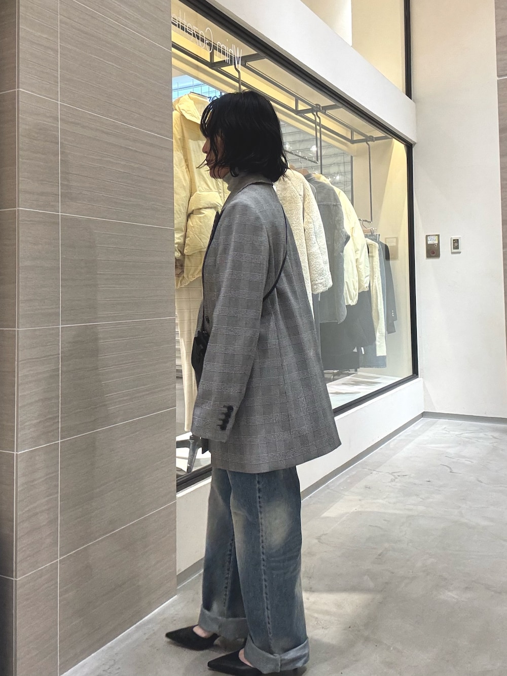 ブラック系のパンプス、ブルー系のつなぎ/オールインワン、ブラック系のショルダーバッグを着用したレディースの秋コーディネートの2枚目の写真