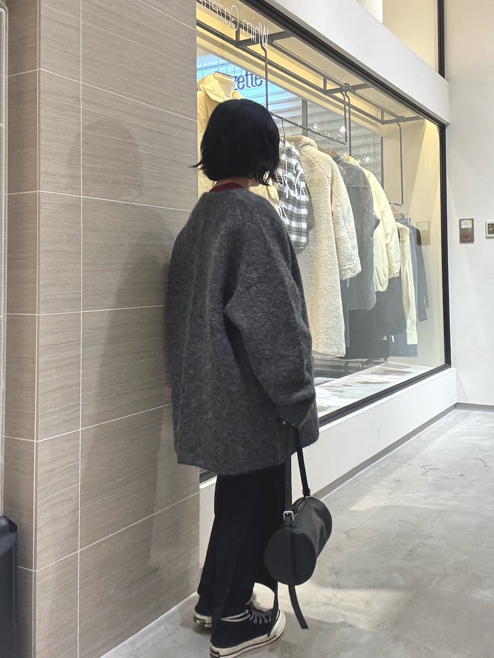 グレー系のその他アウター、ブラック系のショルダーバッグ、ブラック系のスカートを着用したレディースの秋コーディネートの5枚目の写真