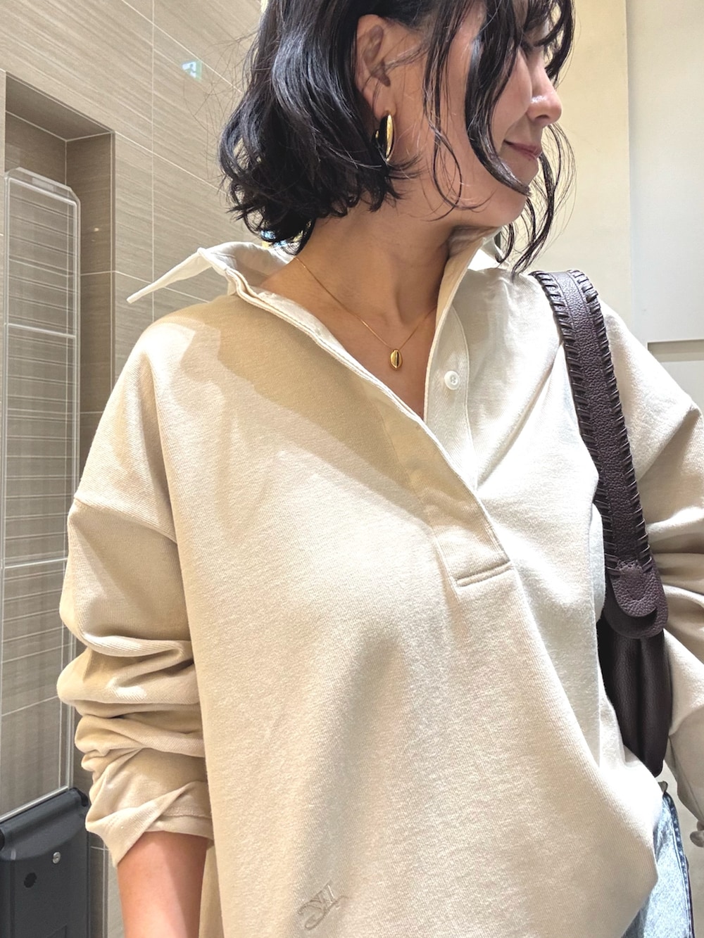 ベージュ系のTシャツ/カットソー、ブルー系のつなぎ/オールインワン、ブラウン系のパンプスを着用したレディースの冬コーディネートの9枚目の写真