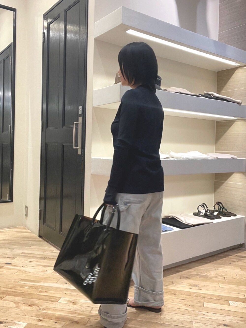 「スイムウェア、水着、水着コーデ、水着スタイル、デニム、デニムパンツ、デニムコーデ、40代ファッション、40代、40代女性、40代コーデ」｜「Whim Gazetteの＜水着＞ラッシュガードカーディガン（ラッシュガード、ブラック系）」を使った、take3momさん（骨格ストレート・レディース・149cm）の春コーディネートの2枚目の写真