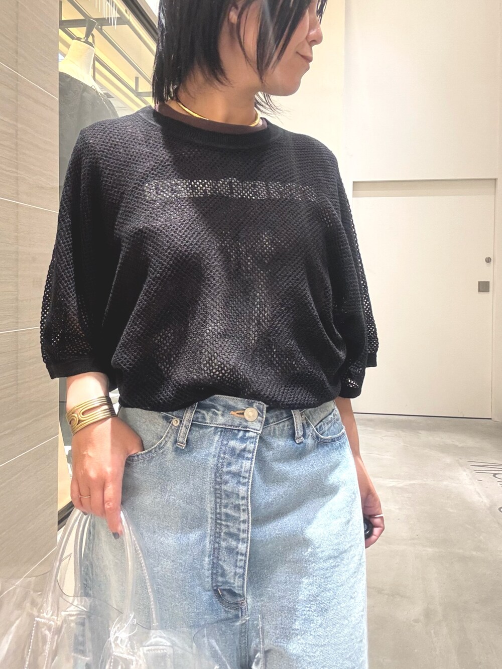「デニム、デニムパンツ、デニムコーデ、Tシャツ、ロゴT、重ね着、大人カジュアル、大人コーデ、大人女子、40代ファッション、40代」｜「Whim Gazetteの【GEMINI】プリントTEE（Tシャツ/カットソー、ブラウン系）」を使った、take3momさん（骨格ストレート・レディース・149cm）の夏コーディネートの10枚目の写真