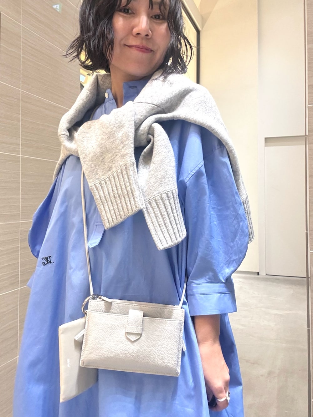 ブルー系のデニムパンツ、ブルー系のシャツ/ブラウス、グレー系のカーディガン/ボレロを着用したレディースの春コーディネートの10枚目の写真