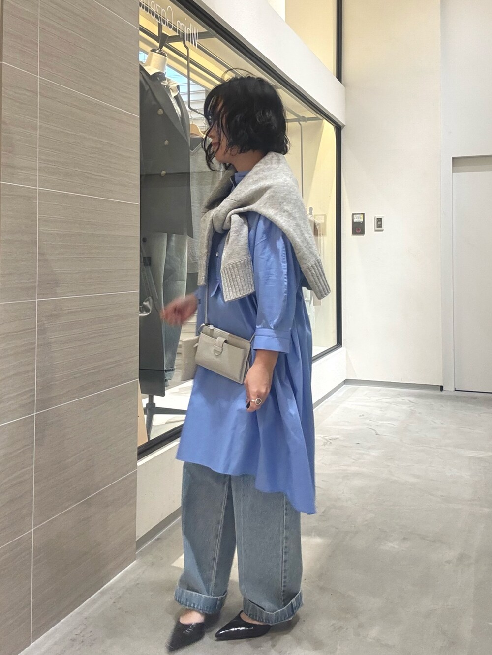 ブルー系のデニムパンツ、ブルー系のシャツ/ブラウス、グレー系のカーディガン/ボレロを着用したレディースの春コーディネートの4枚目の写真