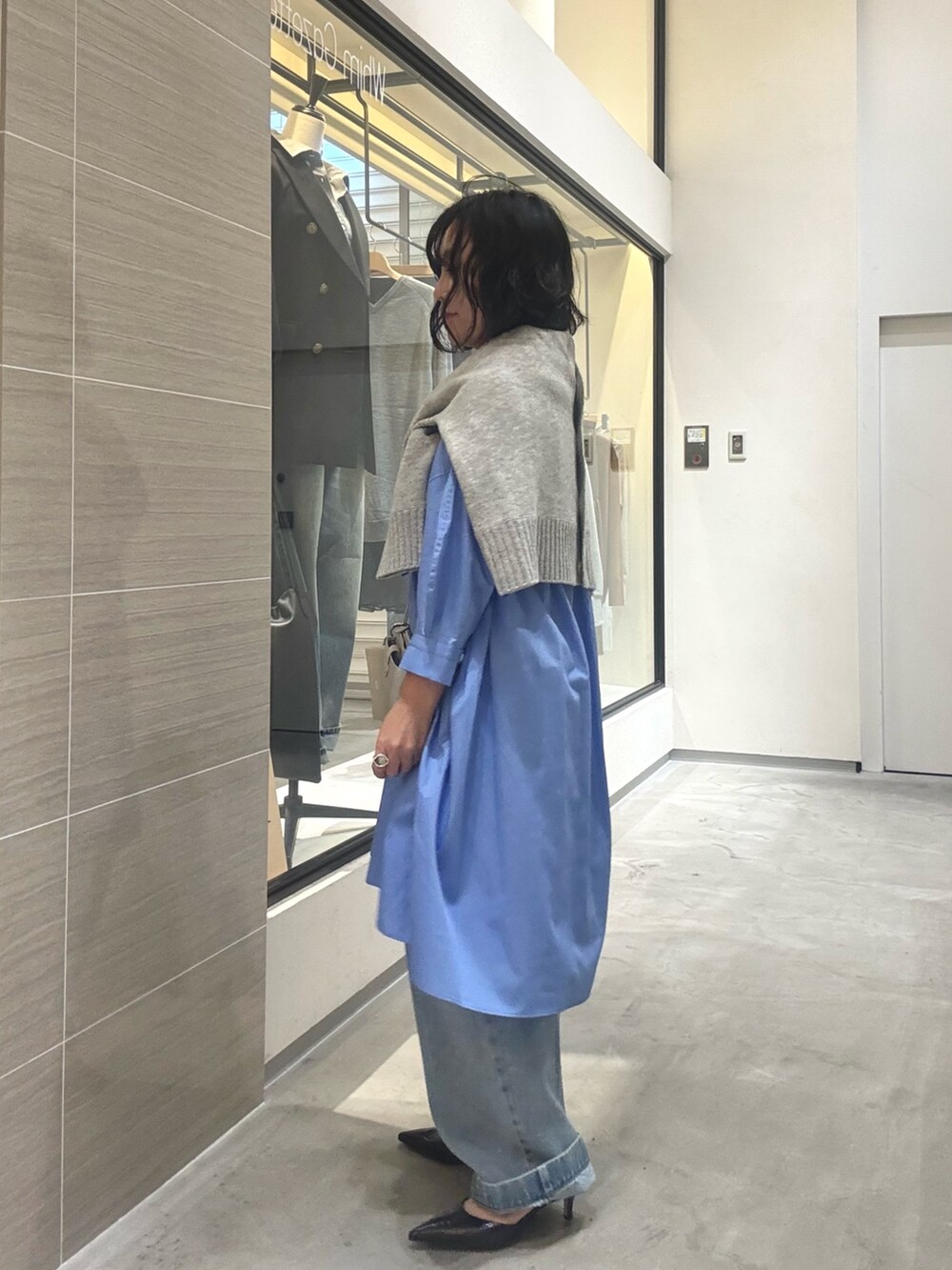 ブルー系のデニムパンツ、ブルー系のシャツ/ブラウス、グレー系のカーディガン/ボレロを着用したレディースの春コーディネートの5枚目の写真