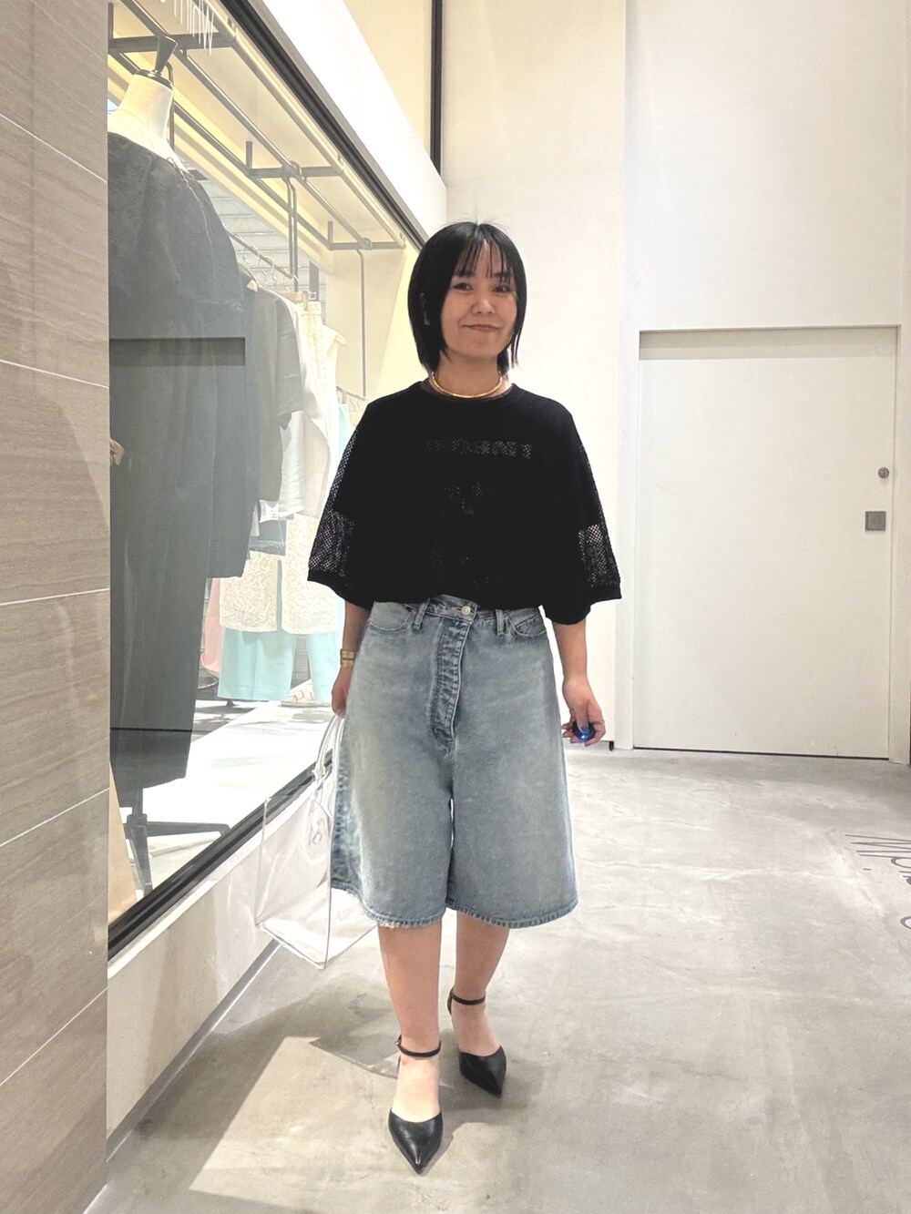 「デニム、デニムパンツ、デニムコーデ、Tシャツ、ロゴT、重ね着、大人カジュアル、大人コーデ、大人女子、40代ファッション、40代」｜「Whim Gazetteの【GEMINI】プリントTEE（Tシャツ/カットソー、ブラウン系）」を使った、take3momさん（骨格ストレート・レディース・149cm）の夏コーディネートの8枚目の写真