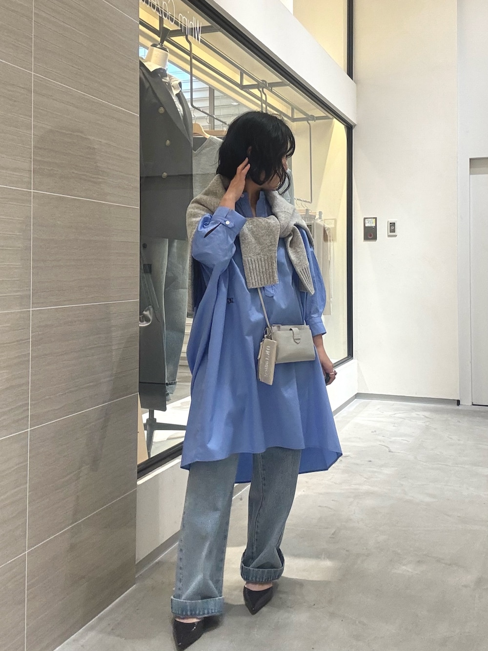 ブルー系のデニムパンツ、ブルー系のシャツ/ブラウス、グレー系のカーディガン/ボレロを着用したレディースの春コーディネートの8枚目の写真