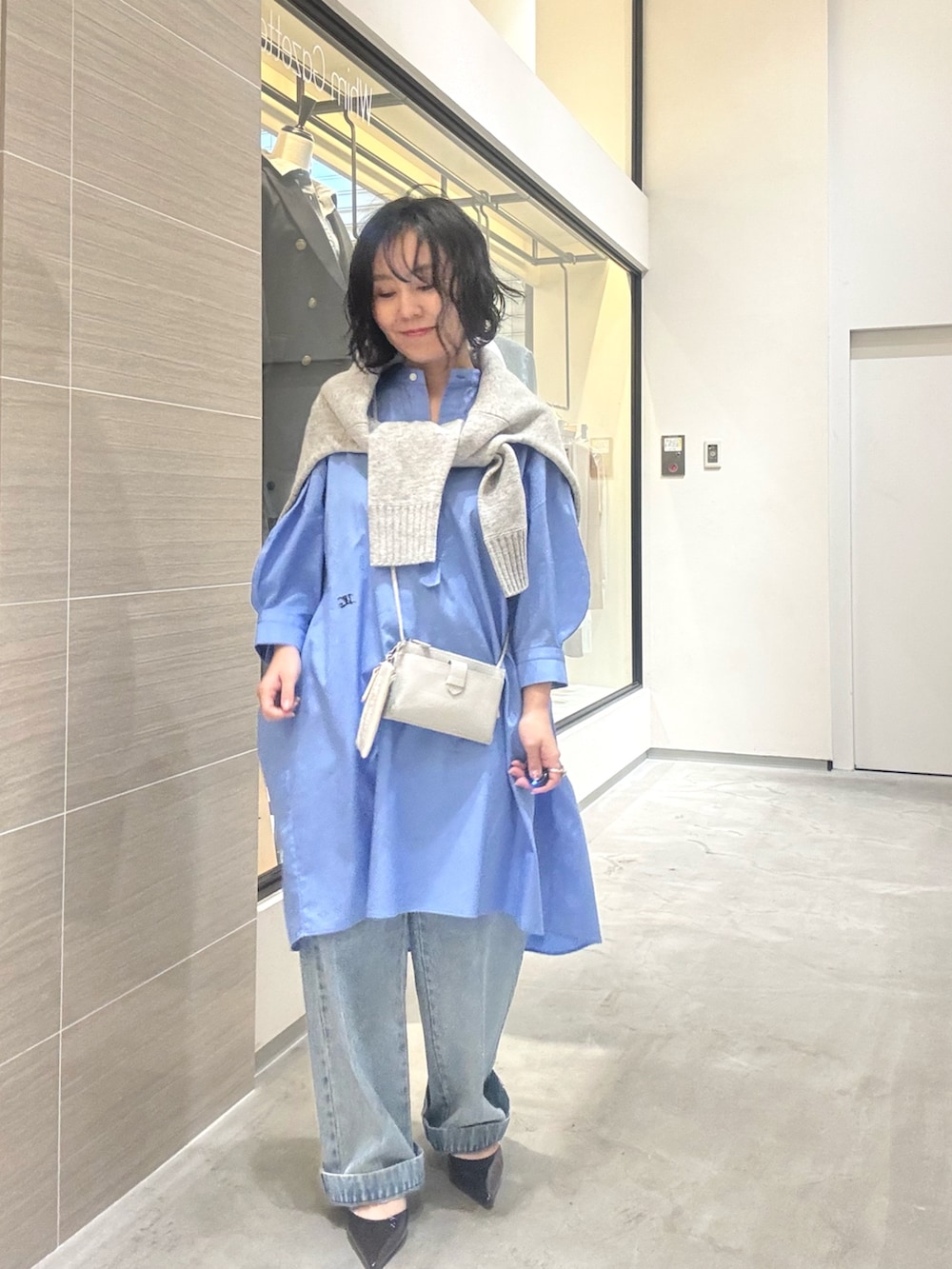 ブルー系のデニムパンツ、ブルー系のシャツ/ブラウス、グレー系のカーディガン/ボレロを着用したレディースの春コーディネートの3枚目の写真