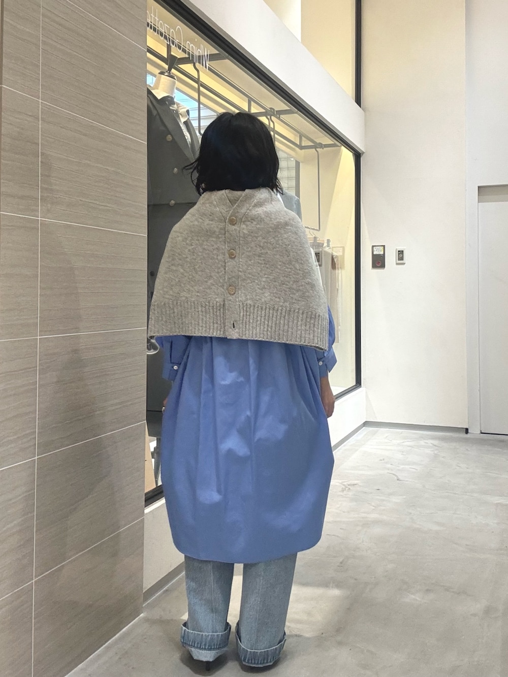 ブルー系のデニムパンツ、ブルー系のシャツ/ブラウス、グレー系のカーディガン/ボレロを着用したレディースの春コーディネートの6枚目の写真